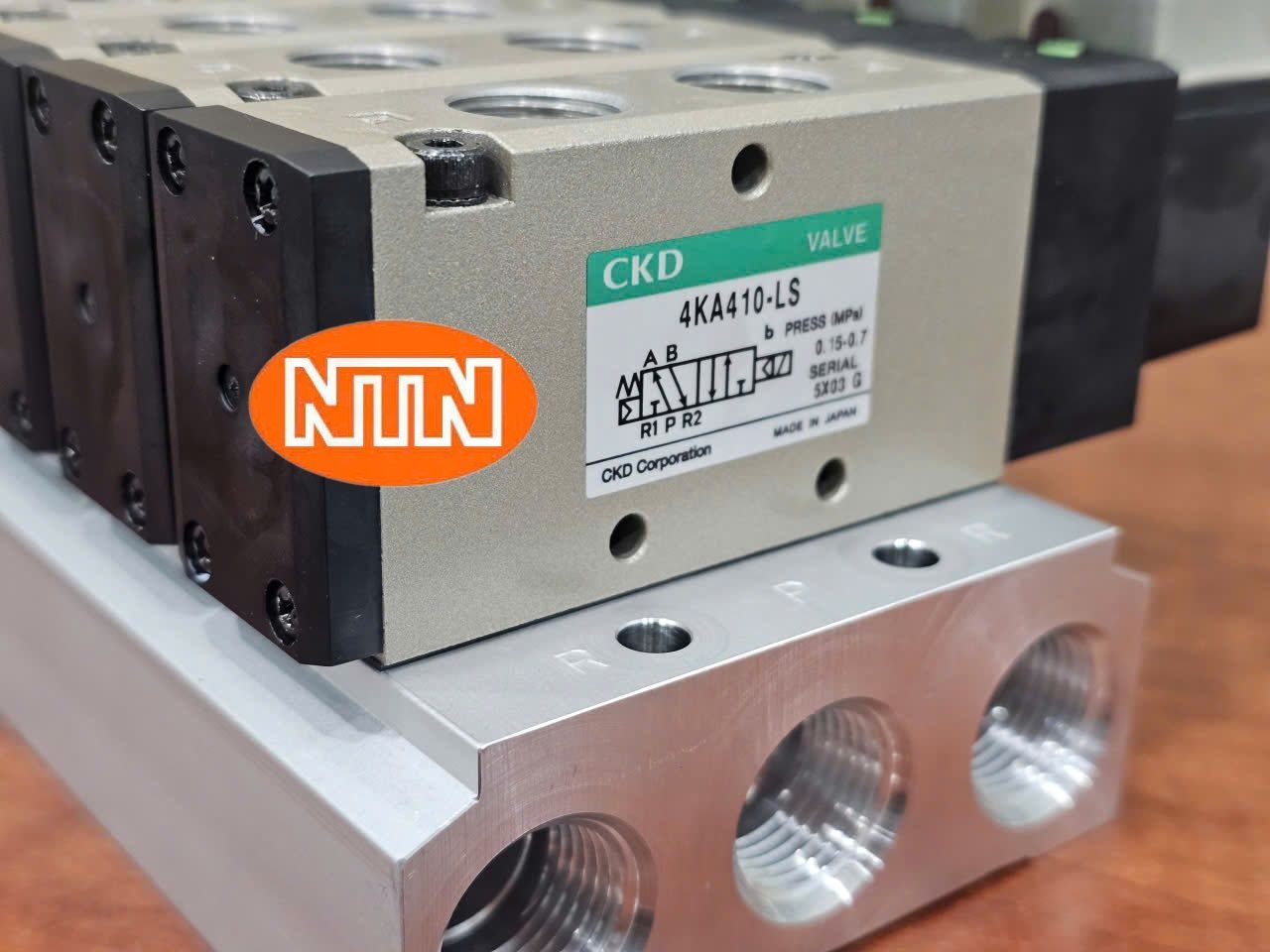 Solenoid Valve CKD M4KA410-10-LS-10-DC24V Cụm van điện từ