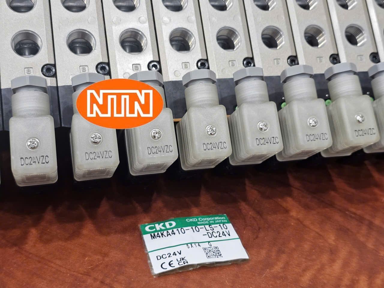 Solenoid Valve CKD M4KA410-10-LS-10-DC24V Cụm van điện từ